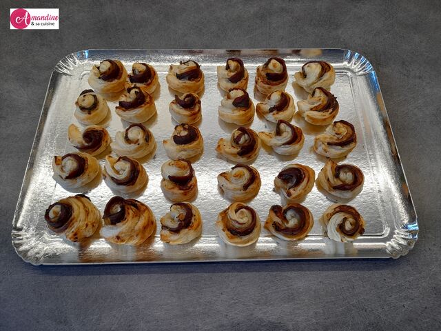 Bouchées feuilletées au magret de canard séché d'un producteur local et confit d'oignons