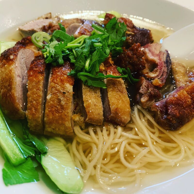 Soupe de canard-laqué avec nouilles de blé fraîches