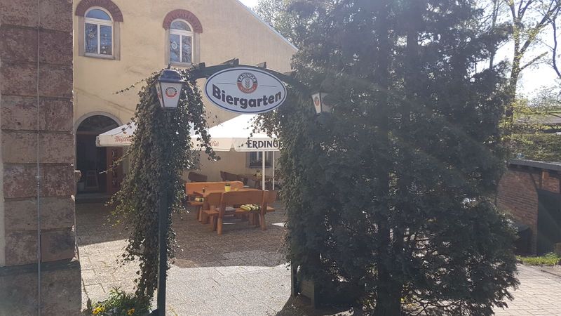 Ein Blick in unseren Biergarten. Bei schönem Wetter können hier bis zu 20 Personen die Sonne genießen.