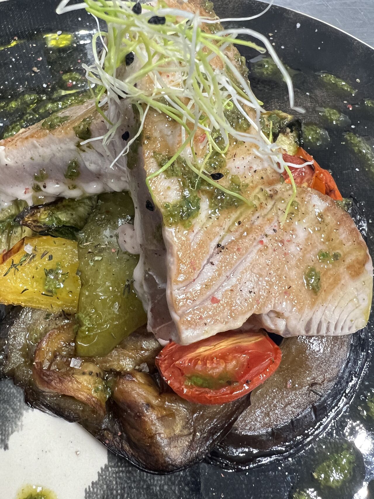 Le Steak de Thon Mi-Cuit, Basilicade, Aubergines, Poivrons et Courgettes à la Plancha