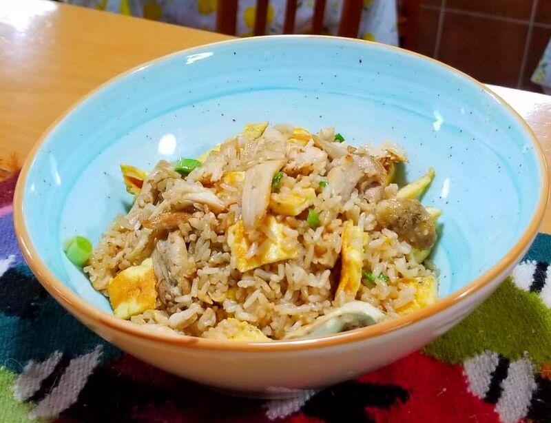 Arroz Chaufa de Pollo:
Arroz frito Oriental con trozos de Pollo a la brasa, cebolleta y tortilla de huevo en Salsa de Ostión.