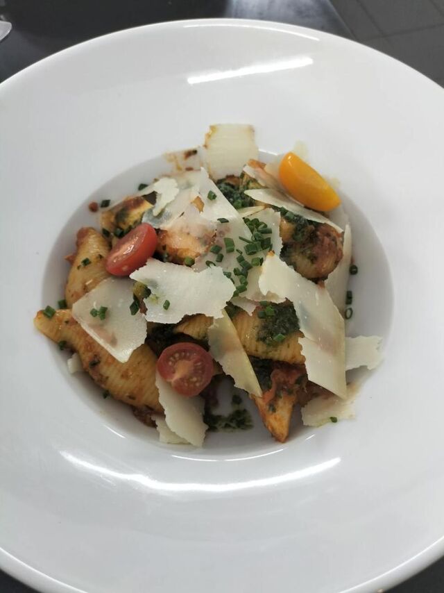 Blanc de seiche au pesto tomates cerises conchiglies