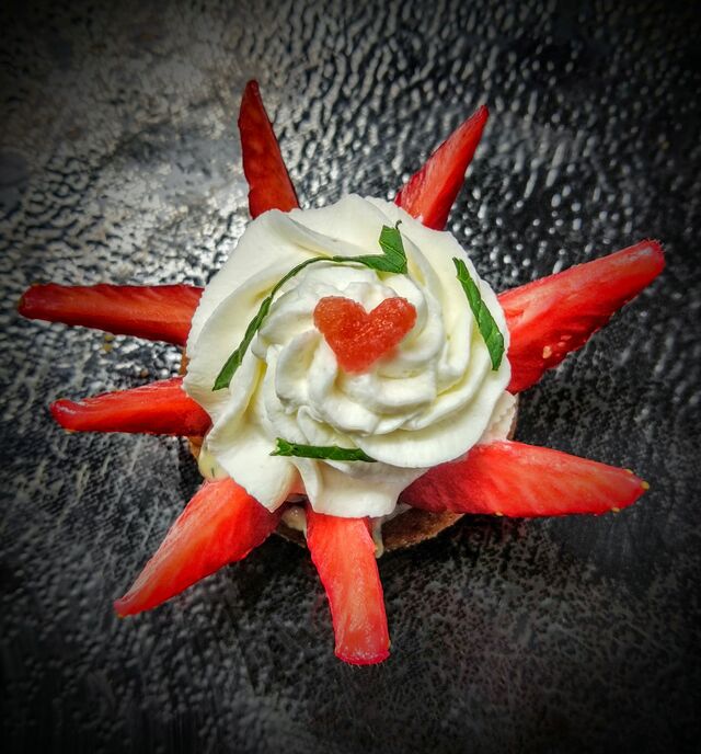 Palet breton, chibouste menthe, fraise et crème chantilly au poivre de sechuan
