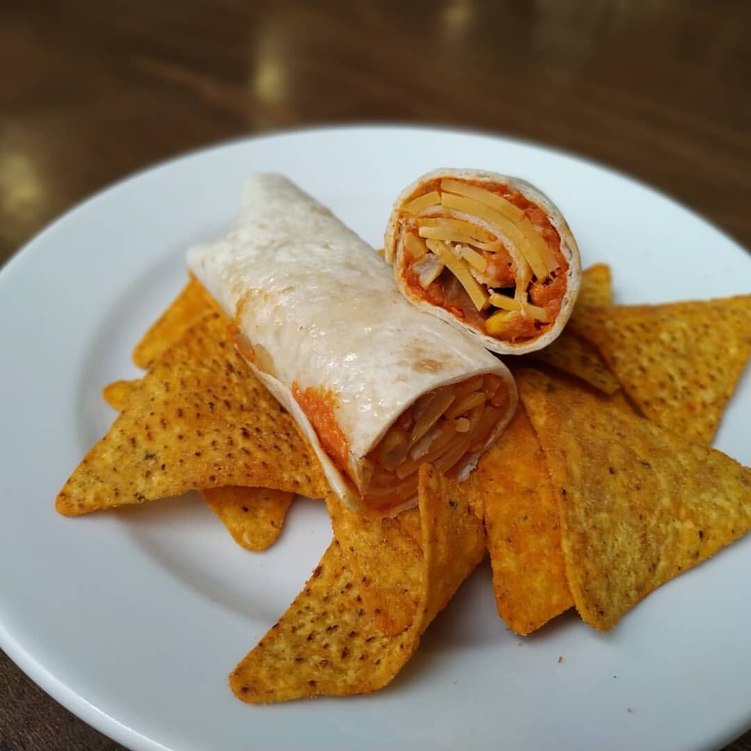 Wrap de sobrasada y queso, (Tortilla de trigo Maxi, sobrasada, nuez, cebolla caramelizada, maíz y queso cheddar.