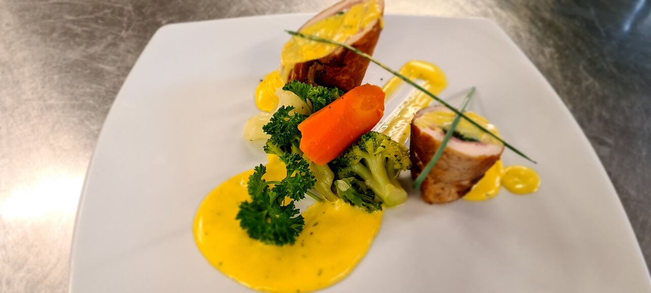 Putenbrust gerollt mit Spinat &,Schinken in Hollandaise Soße 