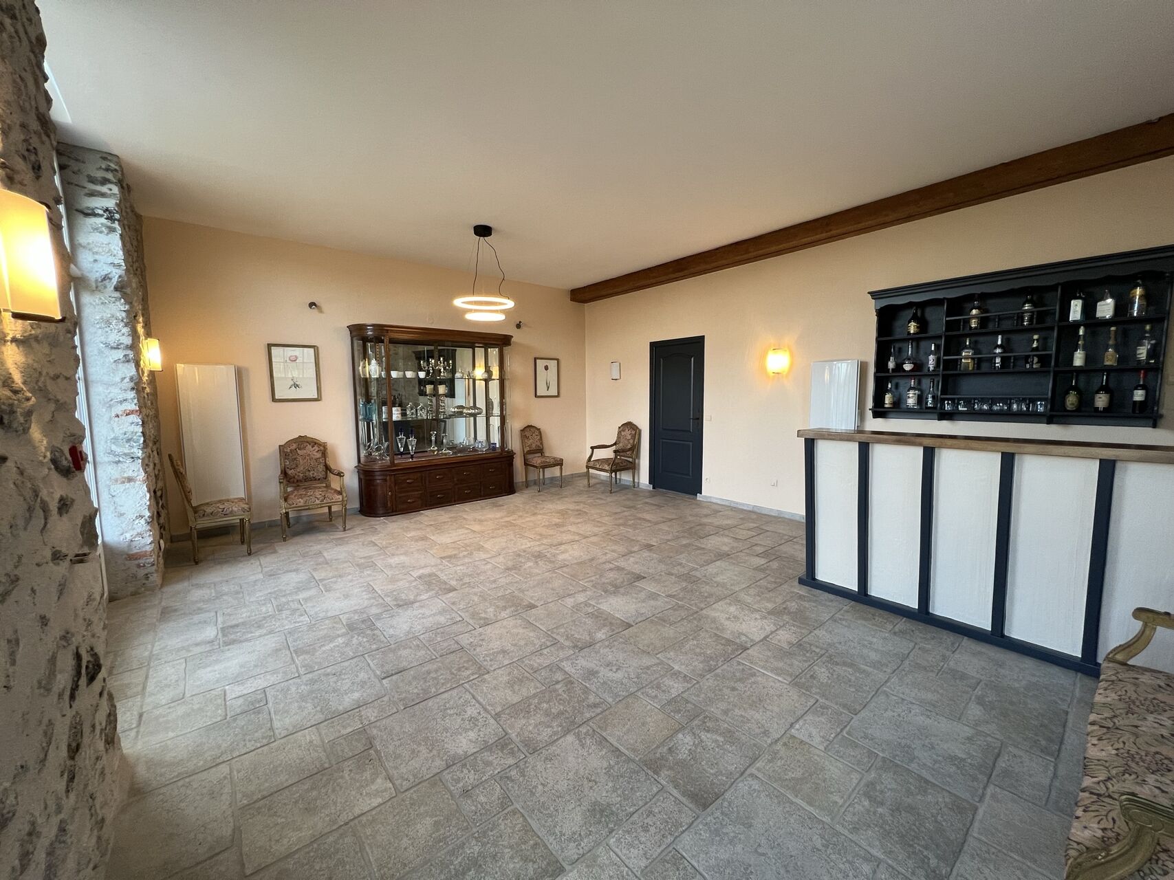 La salle d’accueil avec bar