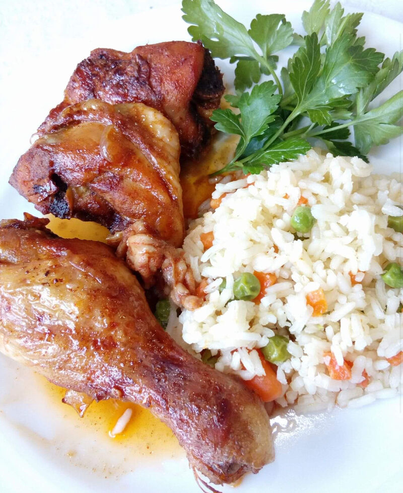 Frango assado com arroz à primavera