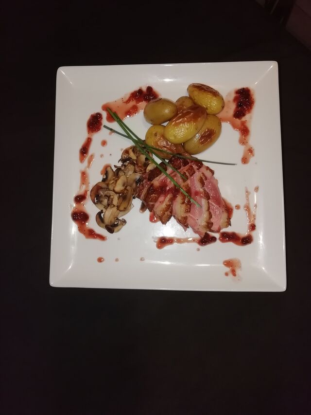 Éventail de canard aux airelles et oranges, grenailles rôties au sel de ré, champignons du moment sautés à l ail