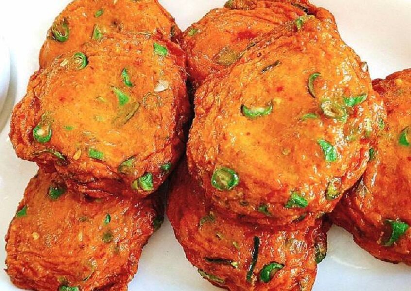 Tod man pla (galettes de poisson thaï) : curry rouge, oeuf, haricots verts et poisson