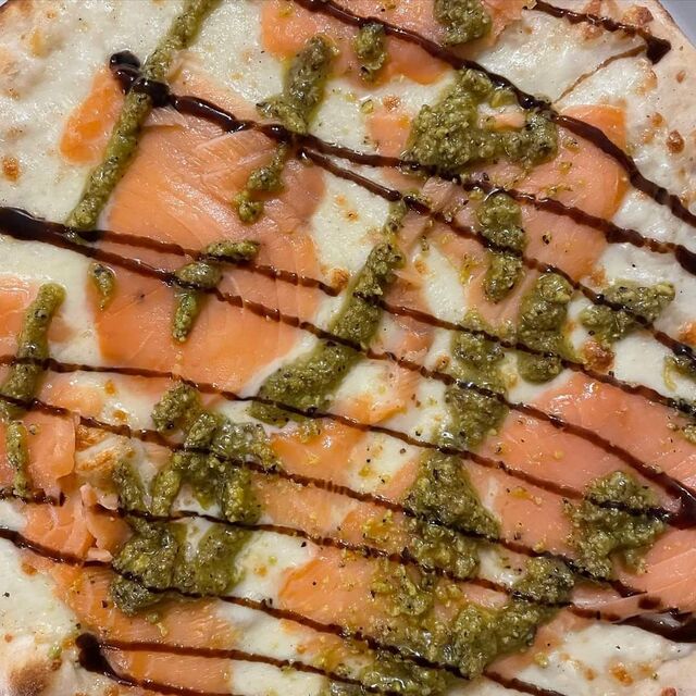 Pizza bianca,salmone,crema di pistacchio,glassa di aceto balsamico