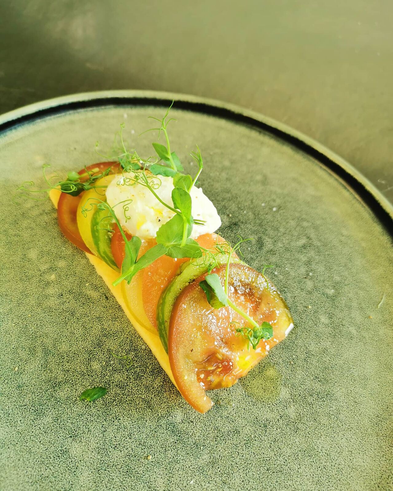 Tarte fine de tomates anciennes, mozzarella fumée