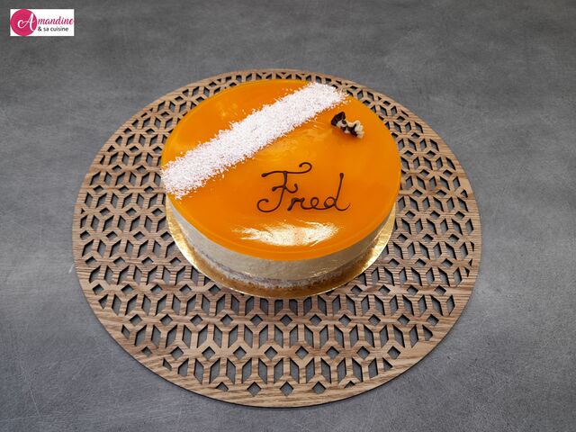 Entremet sur mesure : biscuit coco, crémeux choco blanc croustillant, mousse et gelée au fruit de la passion