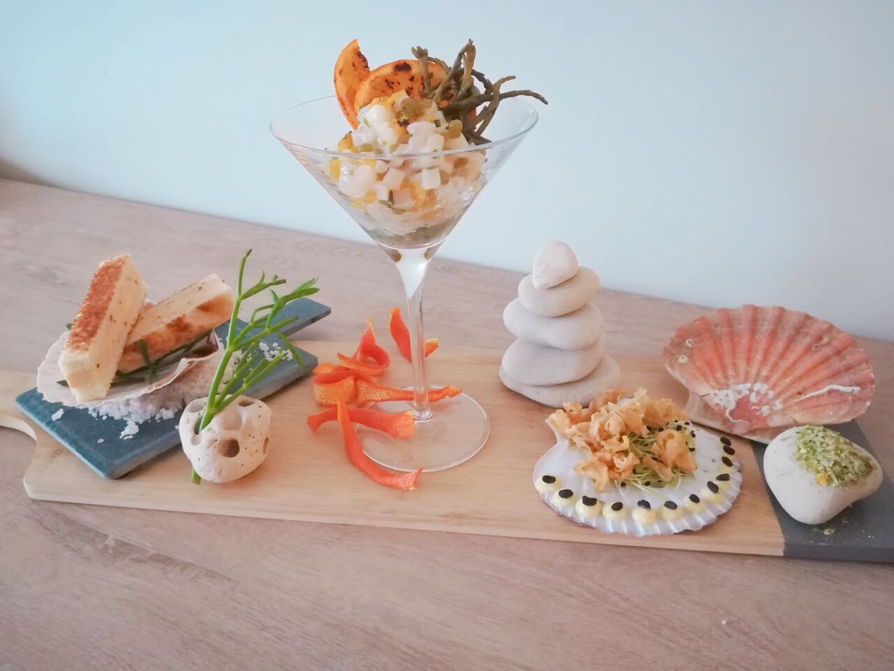 Déclinaison de St Jacques, plantes marines et agrumes. Tartare aux perles de salicorne et orange grillée, corail en finger.