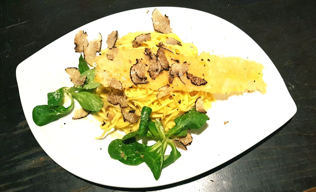 Hausgemachte Nudeln mit frischem Trüffel und Parmesan Chips serviert