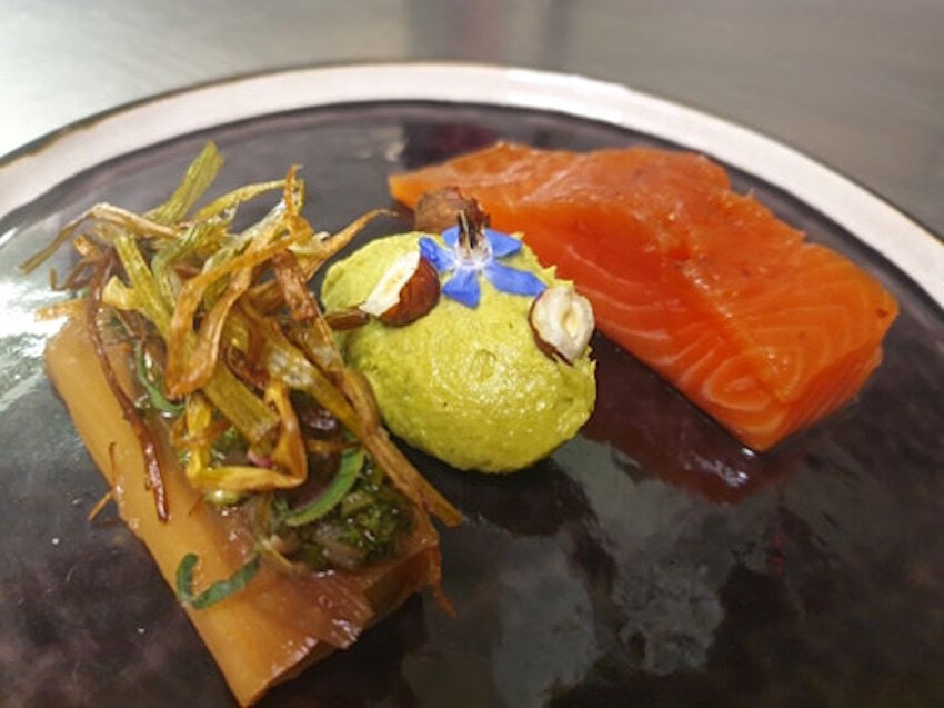 Un exemple de nos entrées à la carte dans notre restaurant ! Saumon Label rouge fumé par nos soins :)