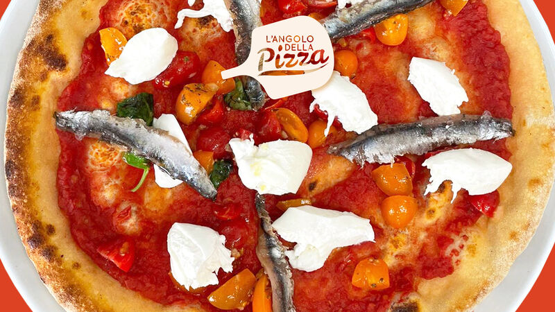 “Amiamo stupirvi: ogni mese vi presentiamo due pizze fuori menù, preparate con ingredienti di stagione”