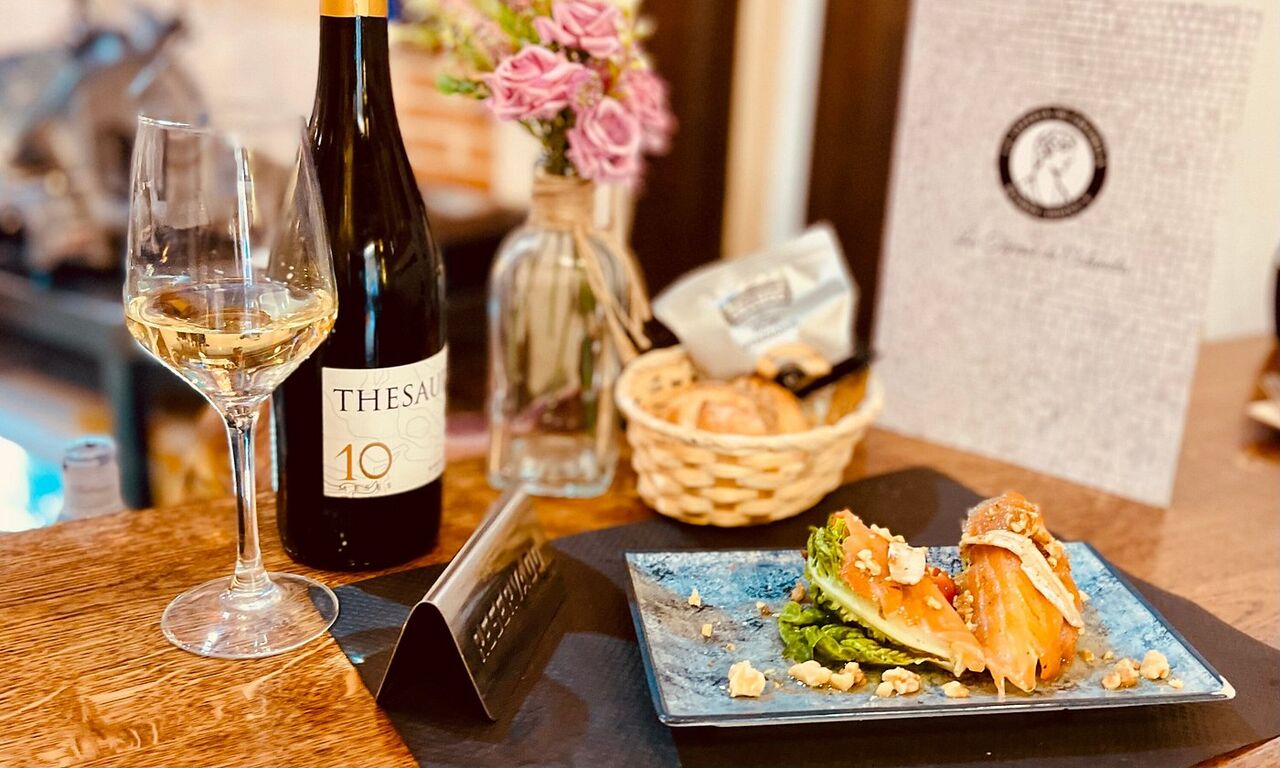 Ensalada fresca de cogollos con salmón ahumado, boquerones, nueces, Cherrys y vinagreta de mostaza y miel