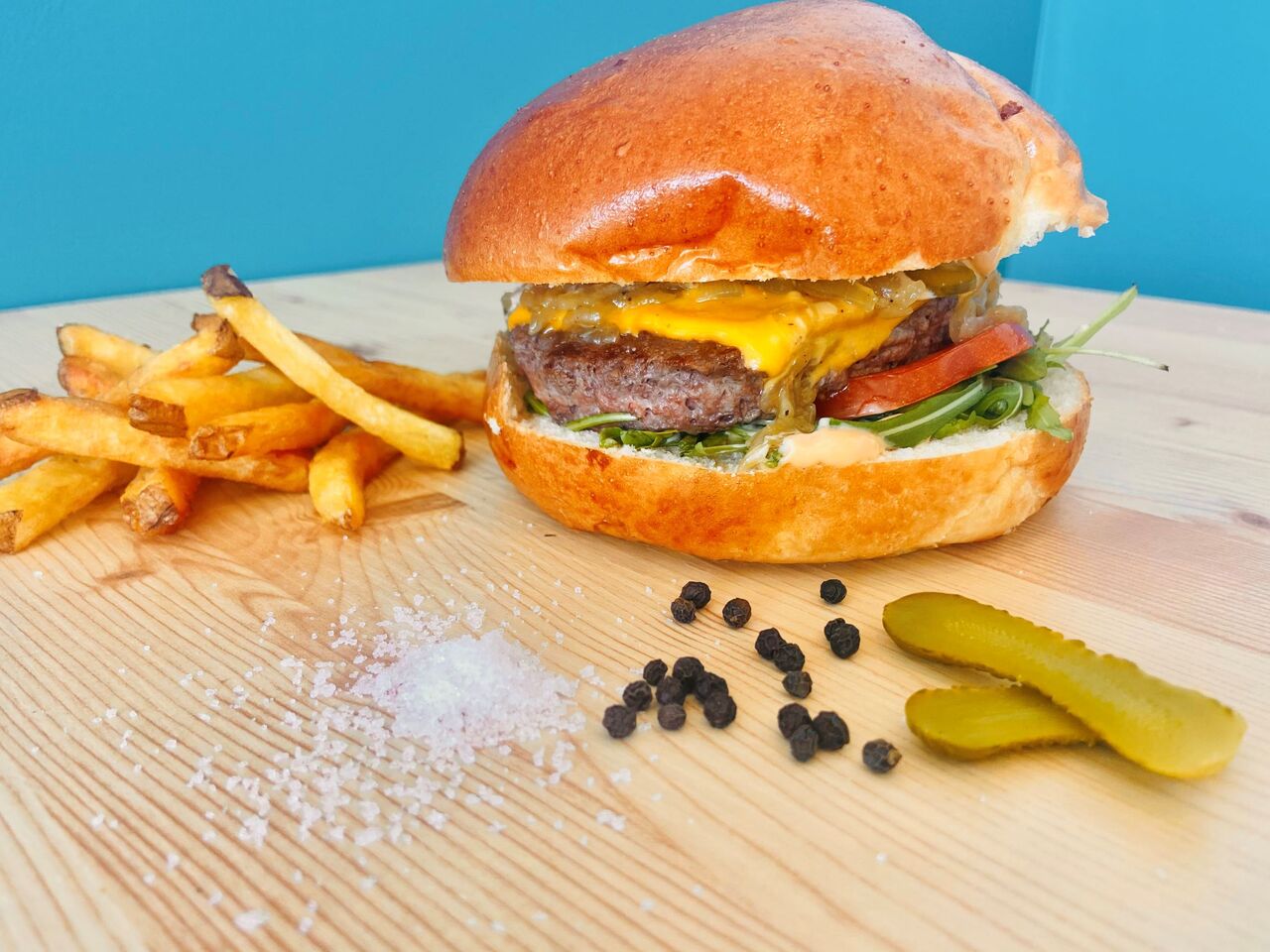 Le classique burger Beef et ses frites Maison !