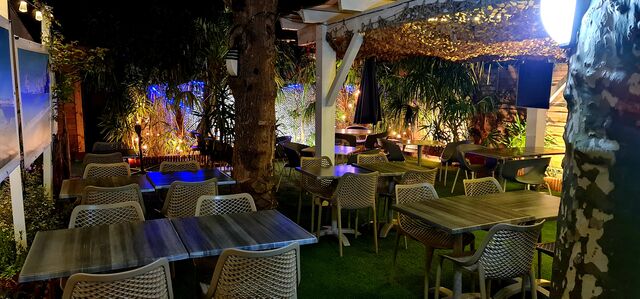 Jardin d'intérieur en soirée