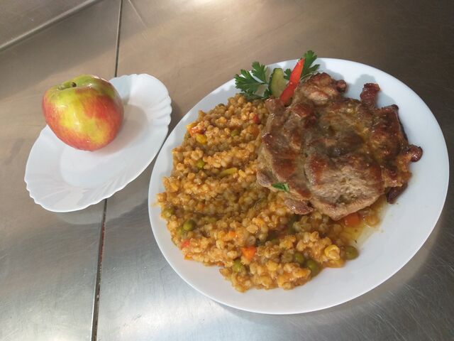 Orzoto s pečenim svinjskim vratom