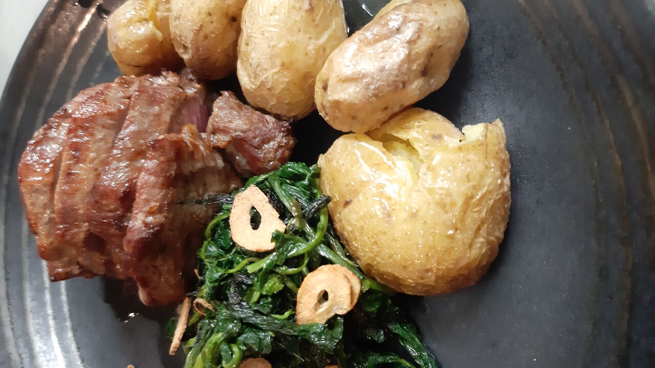 Posta de Alcatra com batata à murro e grelos