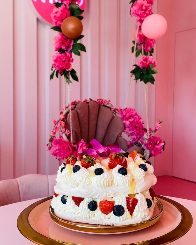 Beza z Bitą śmietaną, owocami i cytrynowym sosem 