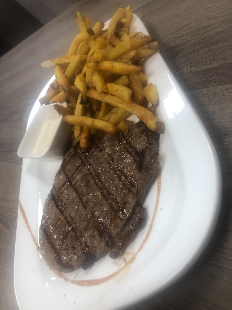 Grillade et frites maison.