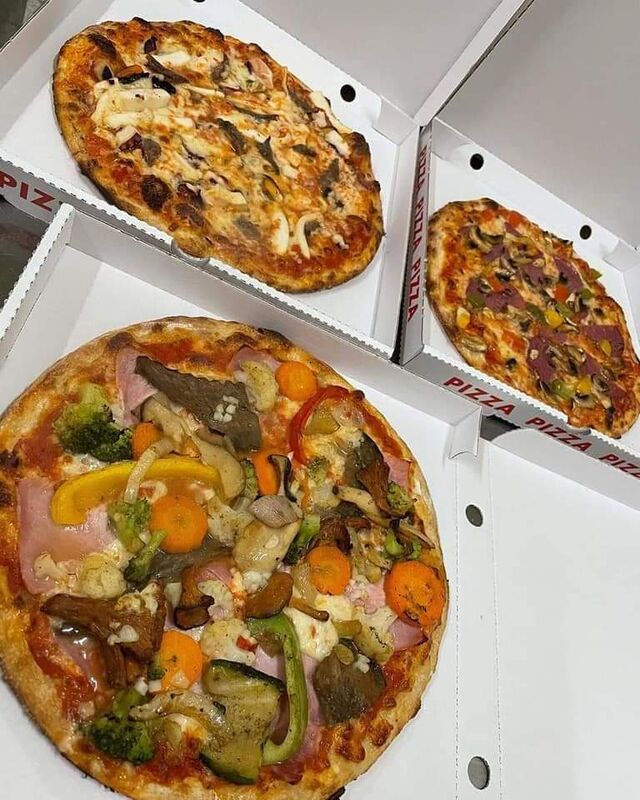 Frisch gebackene Pizza, auch zum Mitnehmen