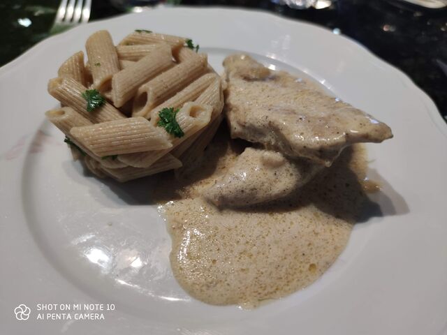 Escalope de dinde sauce moutardes, pâte penné aux herbes aromatique