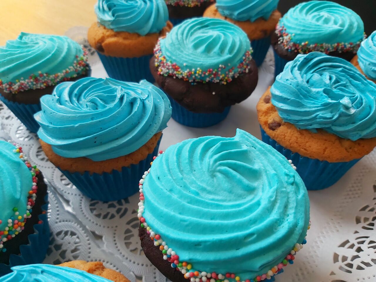 Herzlichen Glückwunsch zum Baby :-)
Ein paar Babyshower-Cupckaes
