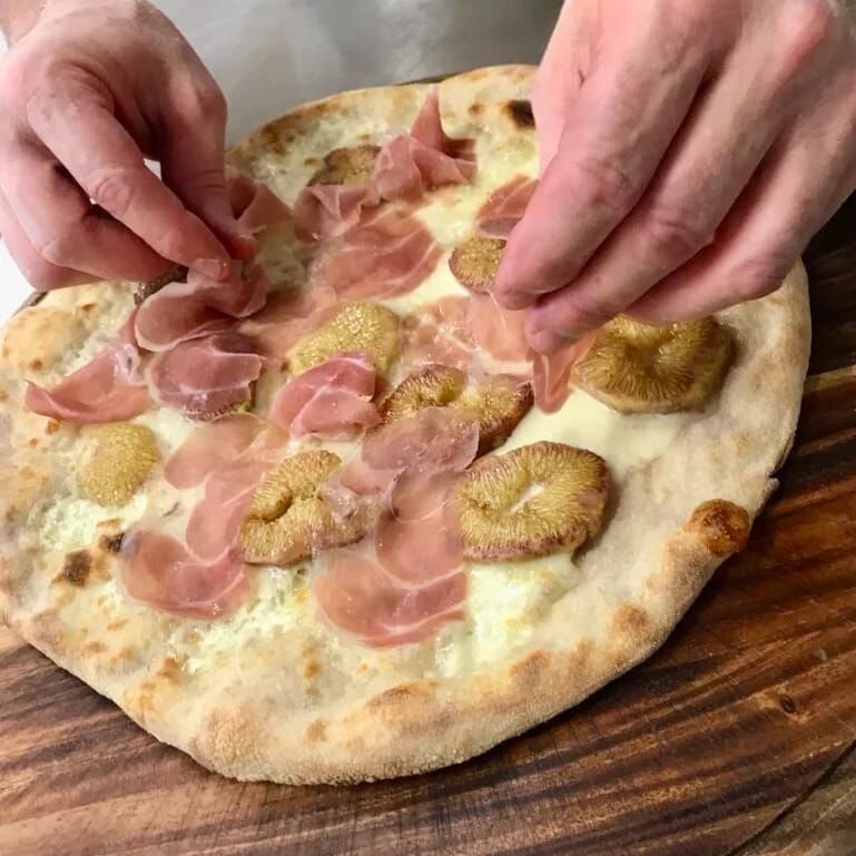 Base bianca con fichi e prosciutto crudo