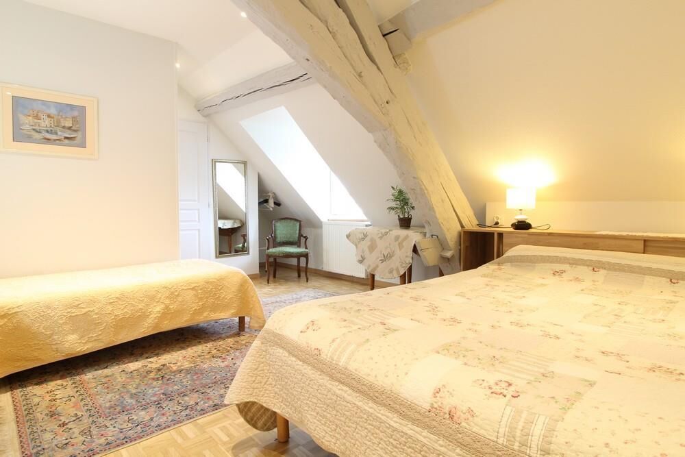 Chambre Perrière pouvant accueillir 3 personnes située au 1er étage. Un lit 160 cm et un lit individuel, petit salon privé.