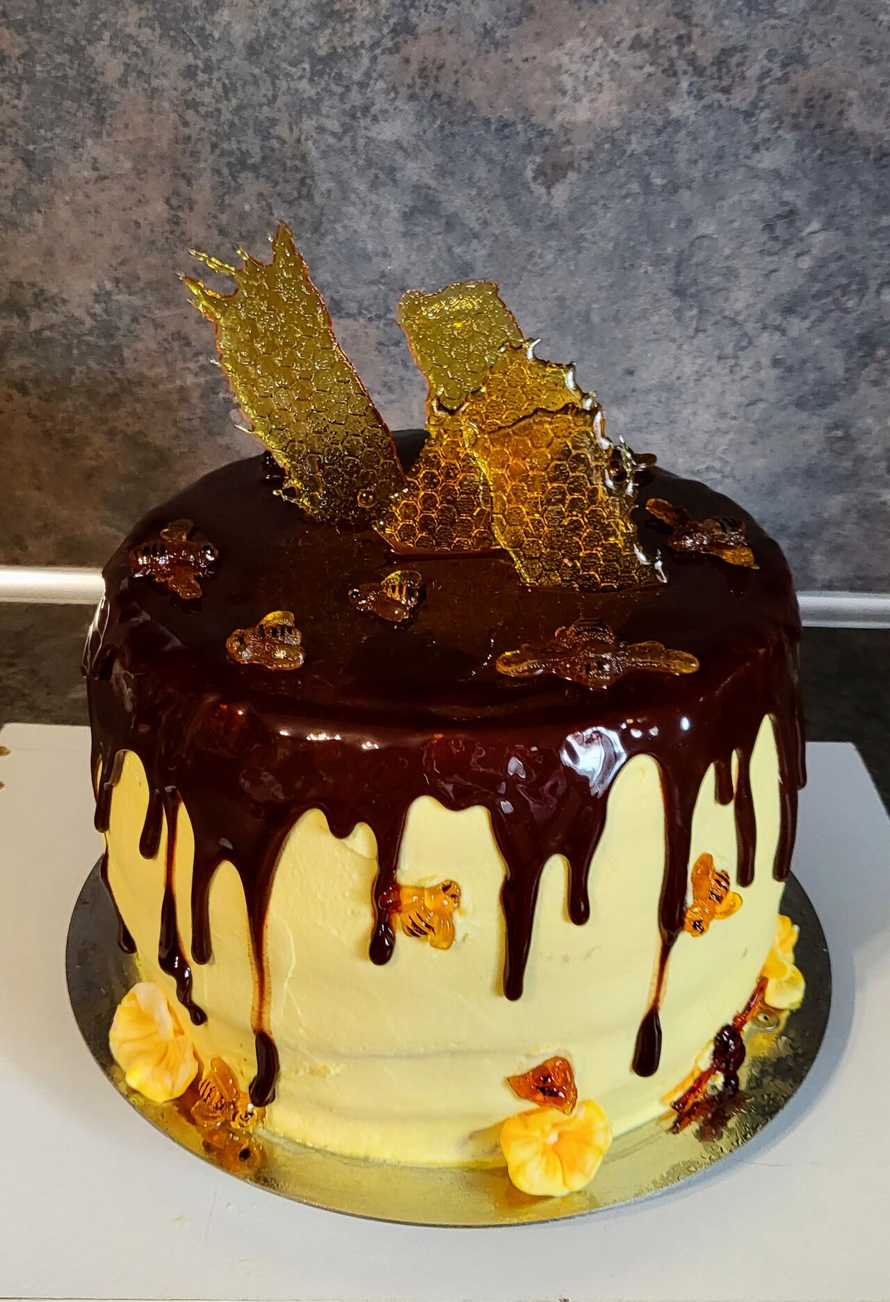 Gâteau de Baptême thème Abeille : génoise miel et insert fruit de la passion 