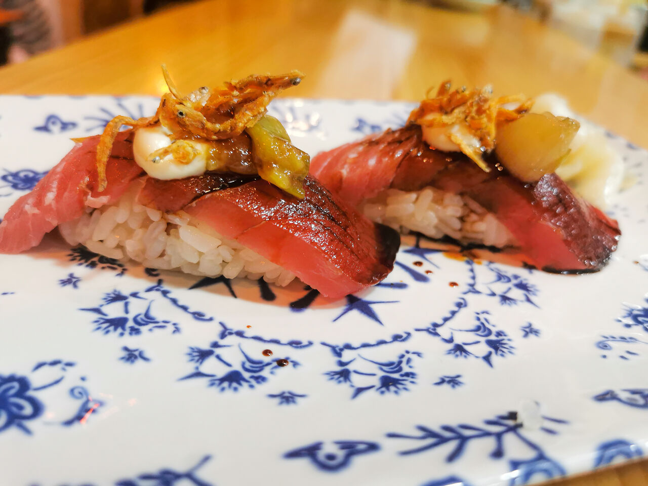 NIGUIRI DE ATUN ROJO MIRANDO AL SUR