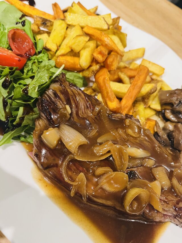 Bavette à l'échalote, duo de pommes de terre en frite
