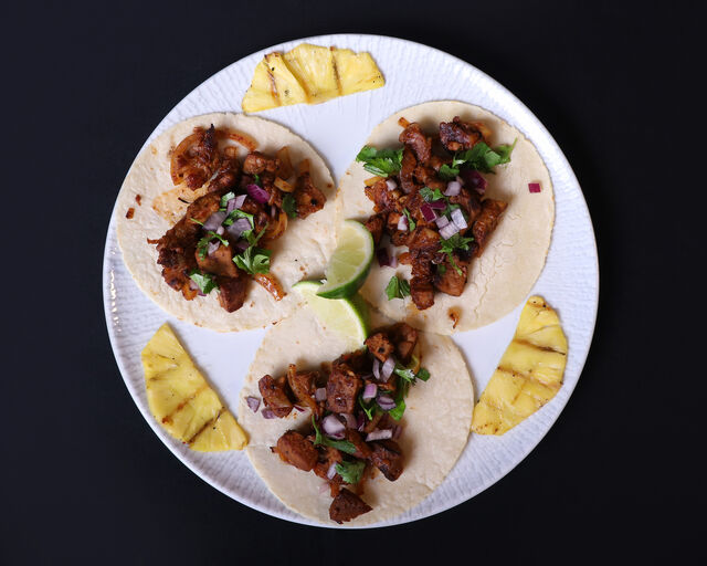 TACO AL PASTOR
(Tortilha de milho, recheada com carne de porco, ananás, cebola e coentros).