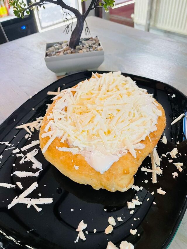 Langos cu brânză și smântână 