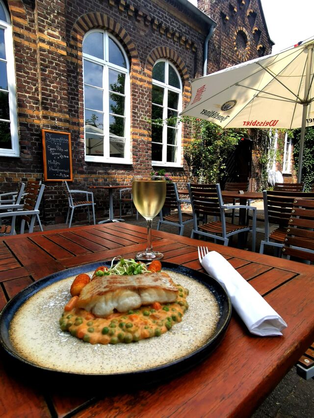 Seelachsfilet mit Erbsen-Möhren Gemüse und Kroketten