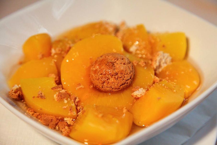 Pesche sciroppate con amaretti