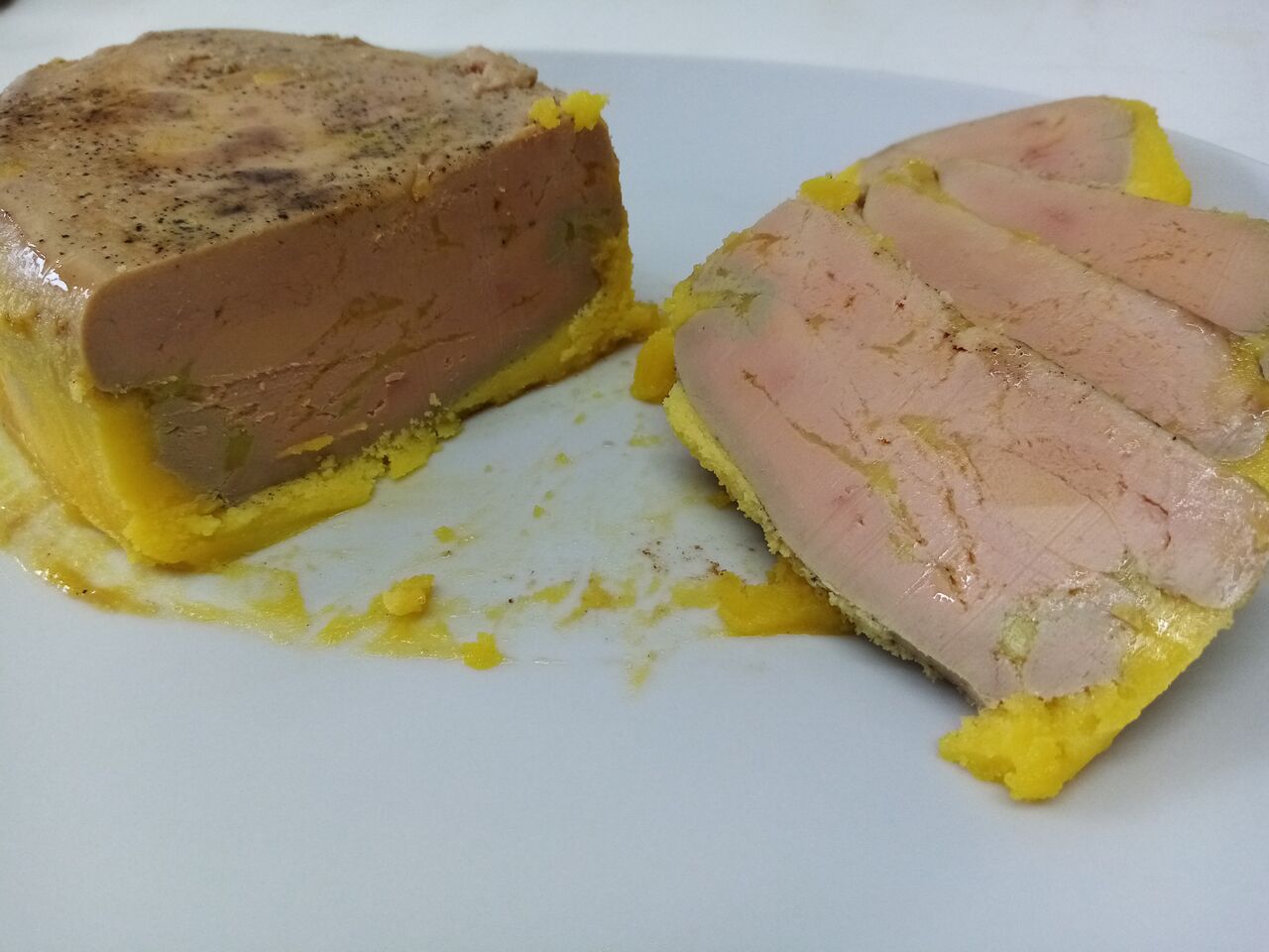 foie gras maison pour les fêtes, un buffet ou toutes autres occasions...accompagné d'un confit d'oignons maison