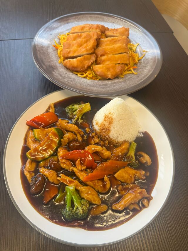 Chopsuey Sauce mit Reis und Hühnerfleisch