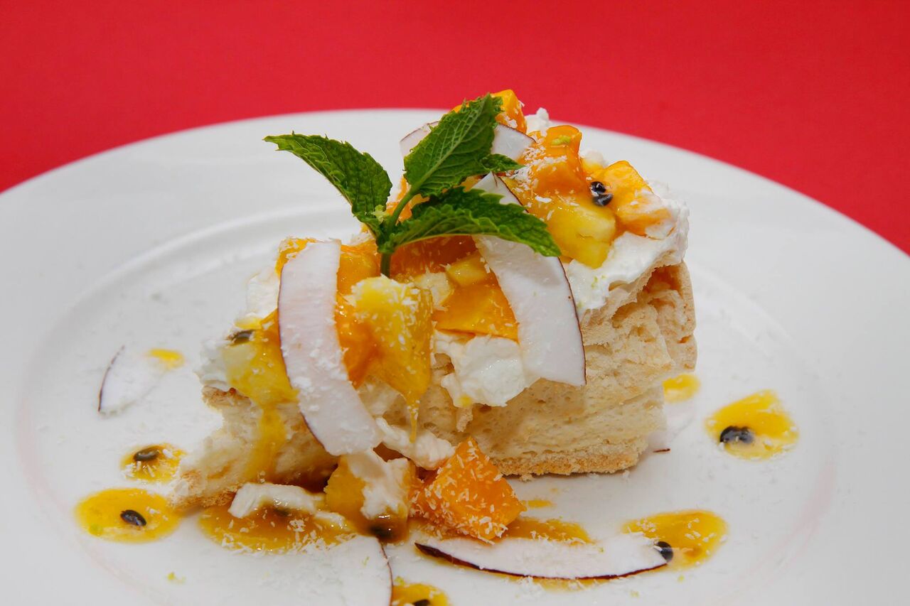 Pavlova de Frutos Tropicais