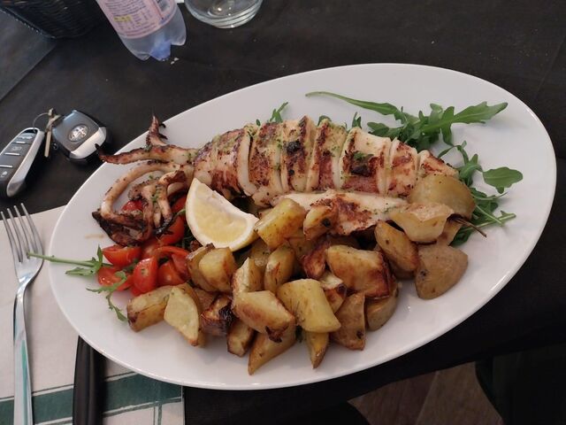 Calamaro alla griglia con contorno di patate al forno