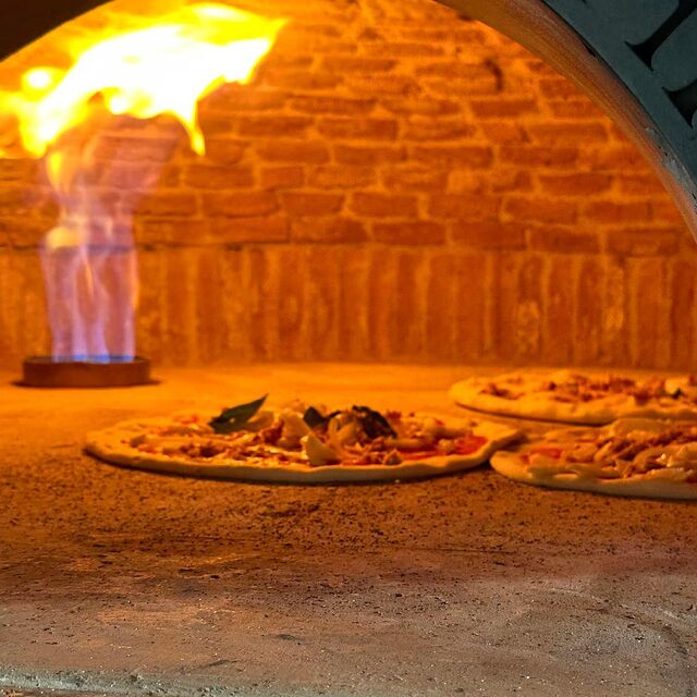 Ofenfrische und knusprige heiße Pizza