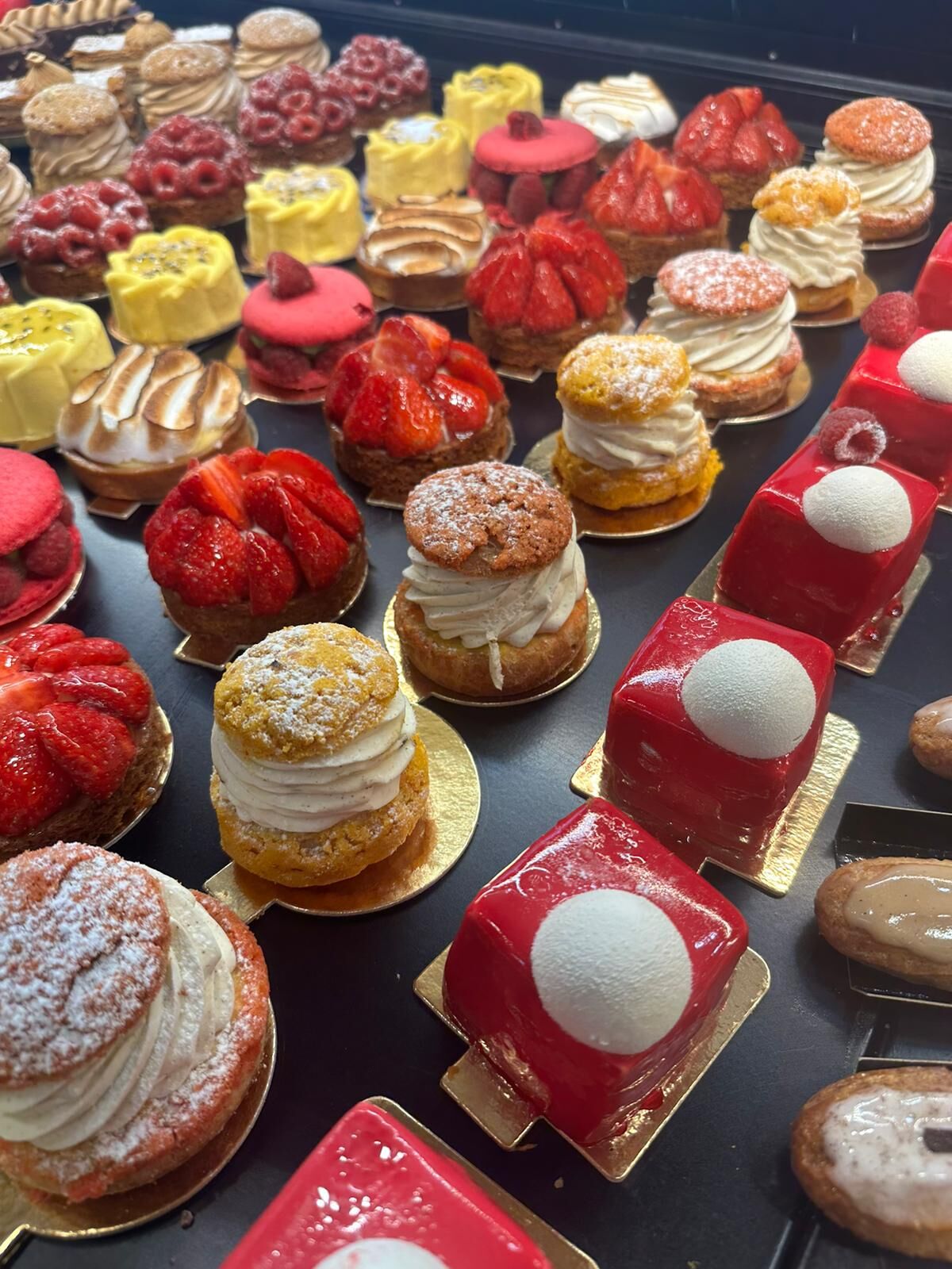 Vitrine de pâtisserie du week end