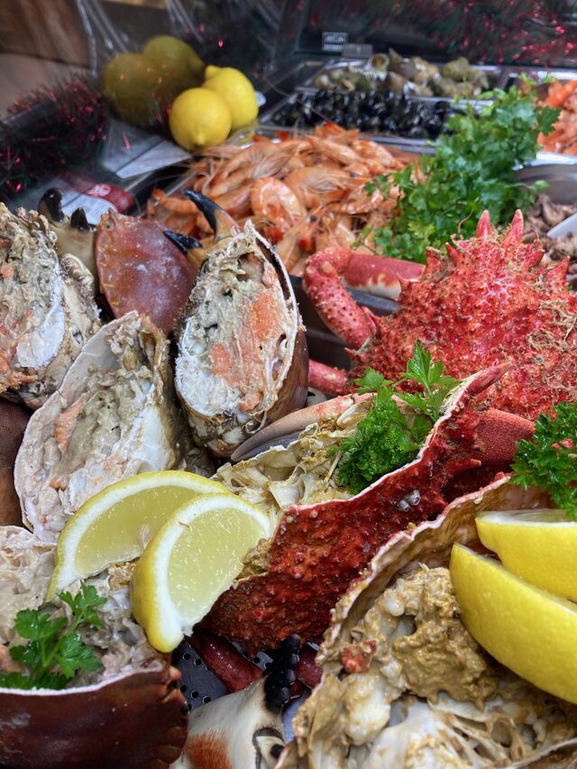 Choix de coquillages et de crustacés. Épicerie et produits locaux.