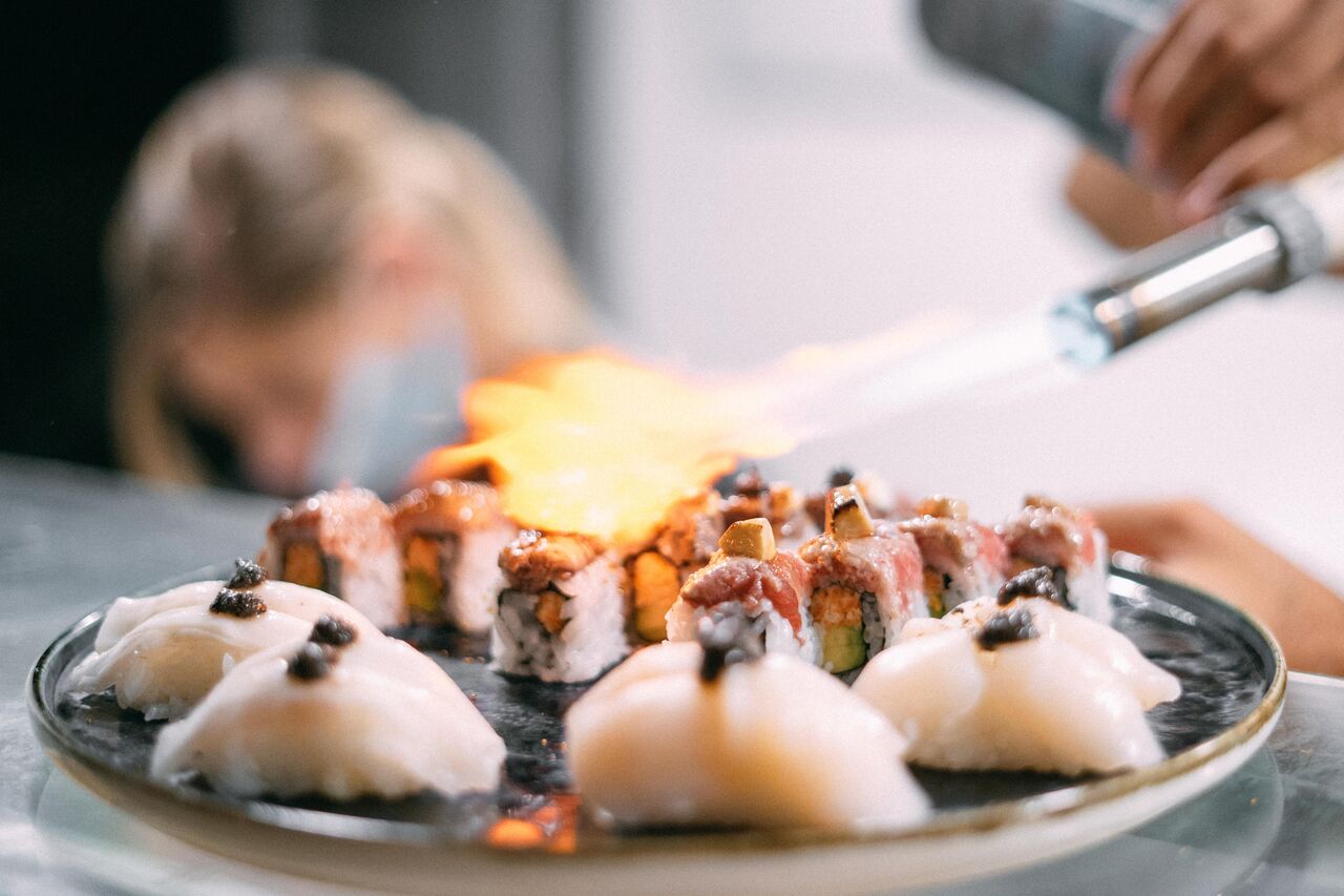 Plato Sushi Aburi (flambeado) variado