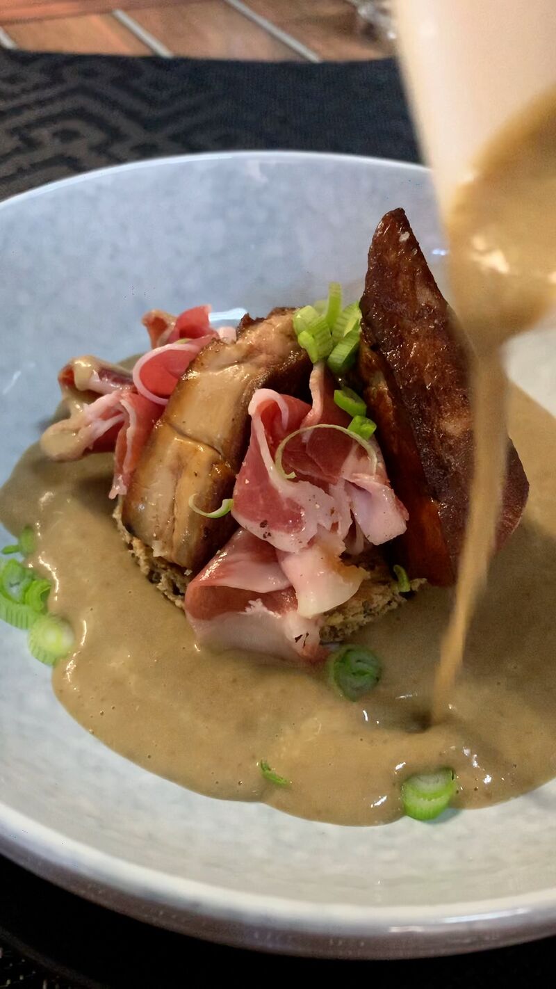 Le Velouté de Lentillons Bio de Champagne, Jambon Ibérique et Foie Gras Poêlé
