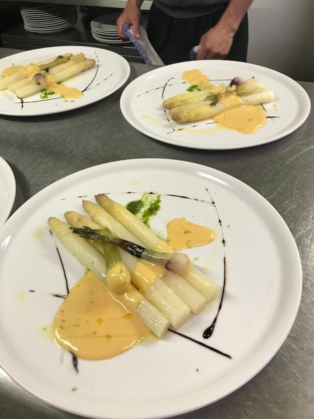ASPERGES BLANCHES SAUCE HOLLANDAISE