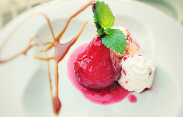 Kruška kuhana u crnom vinu 